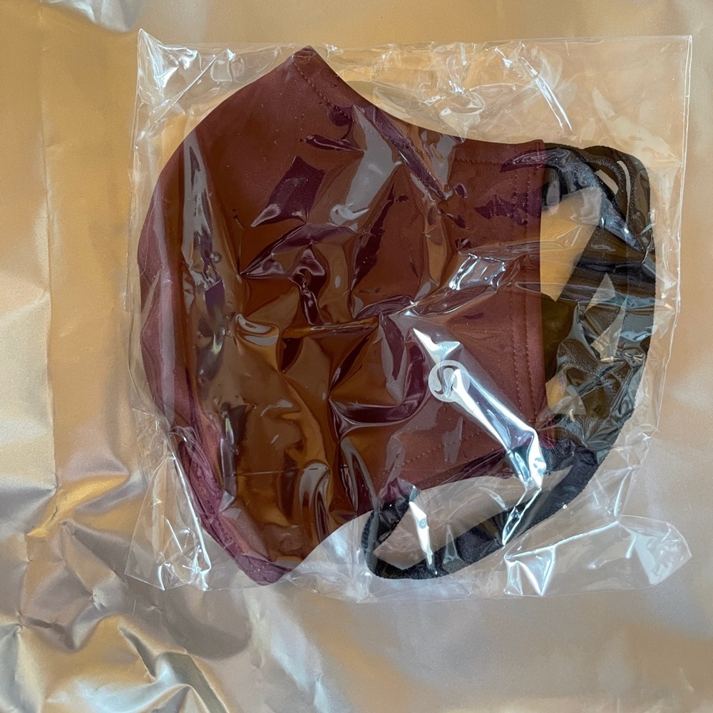 Lululemon double Strap Mask - Garnet